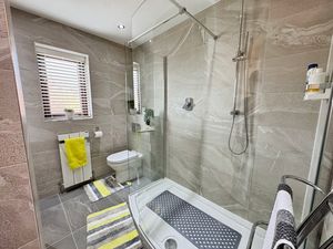 Shower room- click for photo gallery